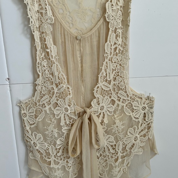 Nice lace vest by Ryu size M
Vest has inner lining on front with a tie - Picture 2 of 14